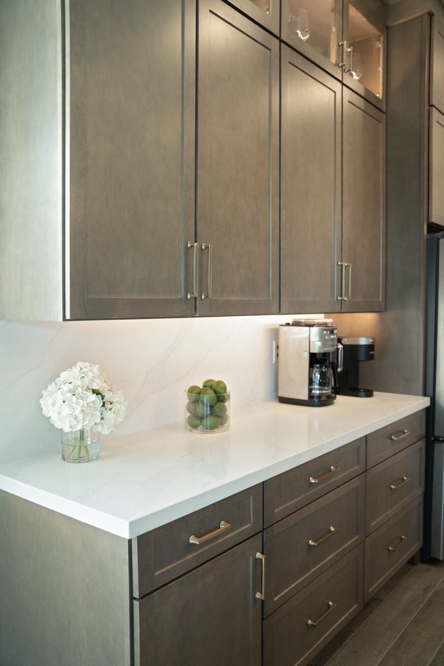 Queen Creek kitchen with semi-custom cabinetry and quartz countertops
